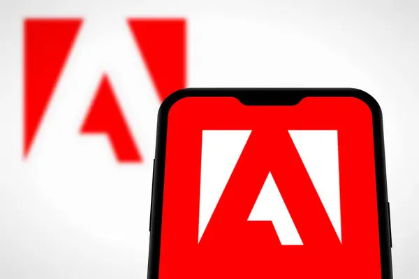 Adams, New York, Birleşik Devletler - 30 Eylül 2024: Bu fotoğraf illüstrasyonu, Adobe logosu akıllı telefonda sergilenmektedir. Adobe Şirketi.