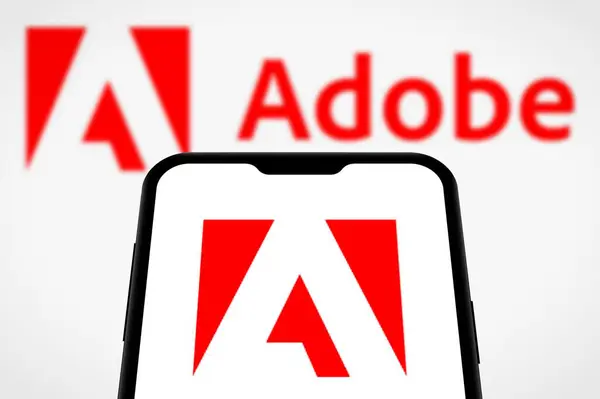 Adams, New York, Birleşik Devletler - 30 Eylül 2024: Bu fotoğraf illüstrasyonu, Adobe logosu akıllı telefonda sergilenmektedir. Adobe Şirketi.