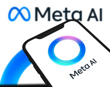 Chittagong, Bangladeş - 04 Ekim 2024: Meta Ai logosu akıllı telefonda sergilenmektedir. teknoloji konsepti, Meta AI.