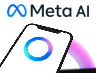 Chittagong, Bangladeş - 04 Ekim 2024: Meta Ai logosu akıllı telefonda sergilenmektedir. teknoloji konsepti, Meta AI.