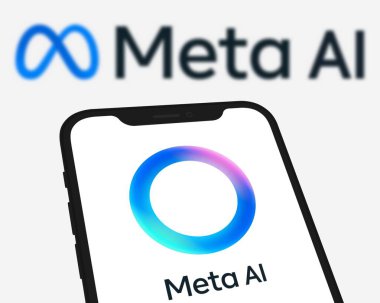 Chittagong, Bangladeş - 04 Ekim 2024: Meta Ai logosu akıllı telefonda sergilenmektedir. teknoloji konsepti, Meta AI.