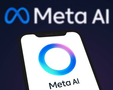 Chittagong, Bangladeş - 04 Ekim 2024: Meta Ai logosu akıllı telefonda sergilenmektedir. teknoloji konsepti, Meta AI.