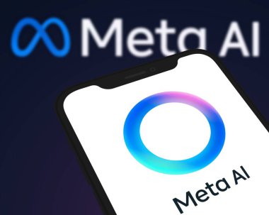 Chittagong, Bangladeş - 04 Ekim 2024: Meta Ai logosu akıllı telefonda sergilenmektedir. teknoloji konsepti, Meta AI.