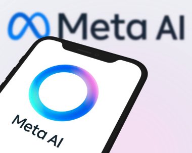 Chittagong, Bangladeş - 04 Ekim 2024: Meta Ai logosu akıllı telefonda sergilenmektedir. teknoloji konsepti, Meta AI.