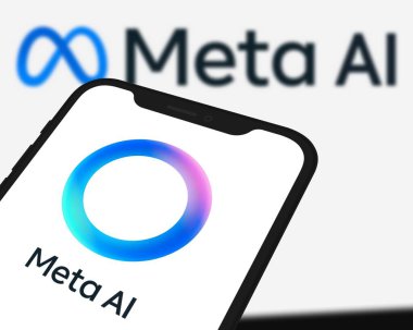 Chittagong, Bangladeş - 04 Ekim 2024: Meta Ai logosu akıllı telefonda sergilenmektedir. teknoloji konsepti, Meta AI.