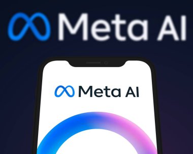 Chittagong, Bangladeş - 04 Ekim 2024: Meta Ai logosu akıllı telefonda sergilenmektedir. teknoloji konsepti, Meta AI.