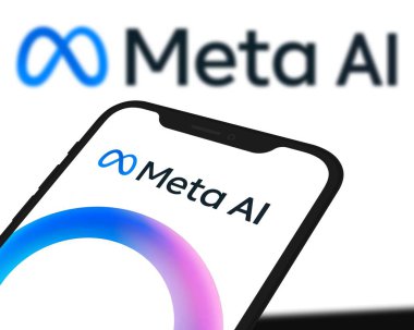 Chittagong, Bangladeş - 04 Ekim 2024: Meta Ai logosu akıllı telefonda sergilenmektedir. teknoloji konsepti, Meta AI.