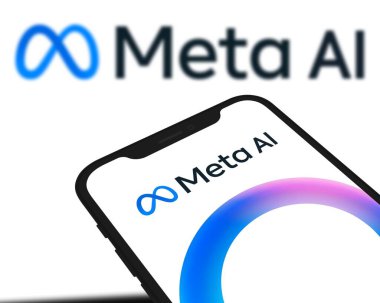 Chittagong, Bangladeş - 04 Ekim 2024: Meta Ai logosu akıllı telefonda sergilenmektedir. teknoloji konsepti, Meta AI.