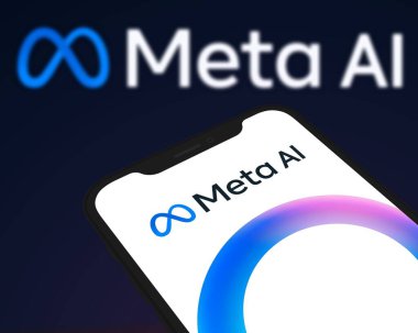 Chittagong, Bangladeş - 04 Ekim 2024: Meta Ai logosu akıllı telefonda sergilenmektedir. teknoloji konsepti, Meta AI.