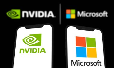 Dünya Yapay Zeka Bilgisayar Lideri (NVIDIA) ve Microsoft Logosu akıllı telefonda sergilenmektedir. Chittagong, Bangladeş - 08 Ekim 2024