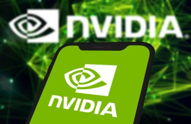 Nvidia Şirketi logosu akıllı telefon ekranında görünüyor. Chittagong, Bangladeş - 08 Ekim 2024