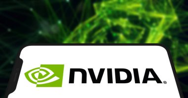 Bu resimde, Nvidia logosu akıllı telefon ekranında gösteriliyor. Chittagong, Bangladeş - 08 Ekim 2024