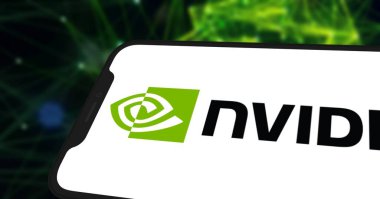 Bu resimde, Nvidia logosu akıllı telefon ekranında gösteriliyor. Chittagong, Bangladeş - 08 Ekim 2024