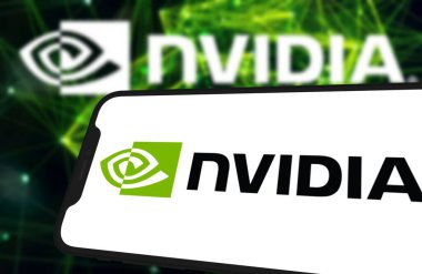 Bu resimde, Nvidia logosu akıllı telefon ekranında gösteriliyor. Chittagong, Bangladeş - 08 Ekim 2024