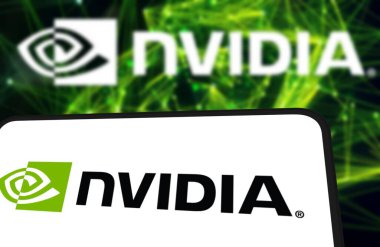 Bu resimde, Nvidia logosu akıllı telefon ekranında gösteriliyor. Chittagong, Bangladeş - 08 Ekim 2024