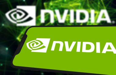 Bu resimde, Nvidia logosu akıllı telefon ekranında gösteriliyor. Chittagong, Bangladeş - 08 Ekim 2024