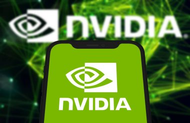 Bu resimde, Nvidia logosu akıllı telefon ekranında gösteriliyor. Chittagong, Bangladeş - 08 Ekim 2024