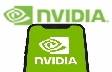 Bu resimde, Nvidia logosu akıllı telefon ekranında gösteriliyor. Chittagong, Bangladeş - 08 Ekim 2024