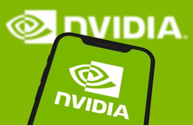 Bu resimde, Nvidia logosu akıllı telefon ekranında gösteriliyor. Chittagong, Bangladeş - 08 Ekim 2024