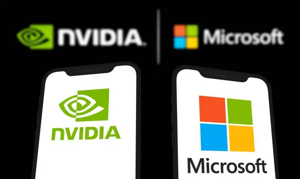 Dünya Yapay Zeka Bilgisayar Lideri (NVIDIA) ve Microsoft Logosu akıllı telefonda sergilenmektedir. Chittagong, Bangladeş - 08 Ekim 2024