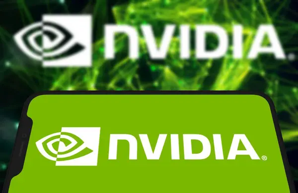 Bu resimde, Nvidia logosu akıllı telefon ekranında gösteriliyor. Chittagong, Bangladeş - 08 Ekim 2024