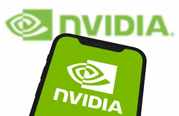 Bu resimde, Nvidia logosu akıllı telefon ekranında gösteriliyor. Chittagong, Bangladeş - 08 Ekim 2024