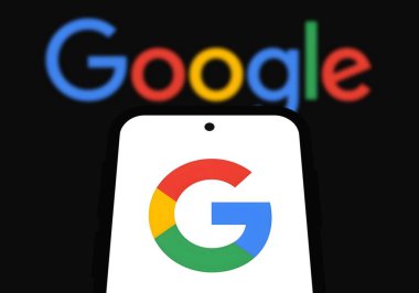 Google logosu akıllı telefonda gösterilir. Chittagong, Bangladeş - 11 Ekim 2024.