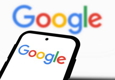 Google logosu akıllı telefonda gösterilir. Chittagong, Bangladeş - 11 Ekim 2024.