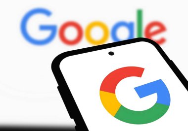 Google logosu akıllı telefonda gösterilir. Chittagong, Bangladeş - 11 Ekim 2024.
