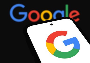 Google logosu akıllı telefonda gösterilir. Chittagong, Bangladeş - 11 Ekim 2024.