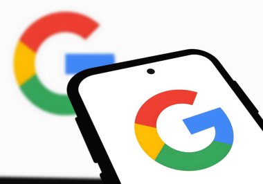 Google logosu akıllı telefonda gösterilir. Chittagong, Bangladeş - 11 Ekim 2024.