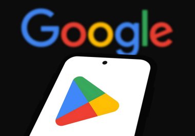 Google Playstore logosu akıllı telefonda gösterilir. Chittagong, Bangladeş - 11 Ekim 2024.