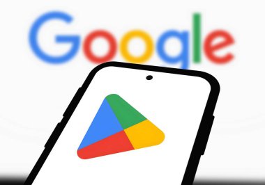 Google Playstore logosu akıllı telefonda gösterilir. Chittagong, Bangladeş - 11 Ekim 2024.