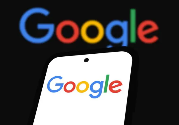 Google logosu akıllı telefonda gösterilir. Chittagong, Bangladeş - 11 Ekim 2024.