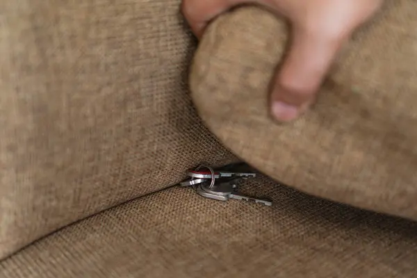 Kanepe yastığının altında kayıp anahtarı bulmak, evde kayıp eşya aramak.