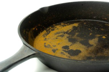 Paslı demir tava, beyaz arkaplanda izole edilmiş, yakın çekim