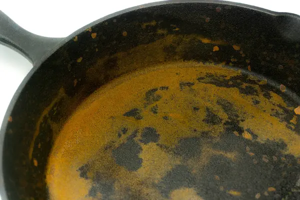 Paslı demir tava, beyaz arkaplanda izole edilmiş, yakın çekim