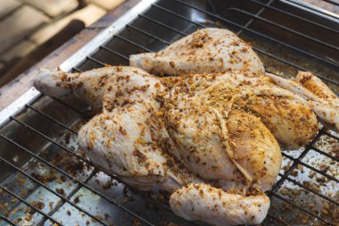 Fırında pişirmeden önce tüm tavuğu kuru ovalayarak terbiye etmek. 