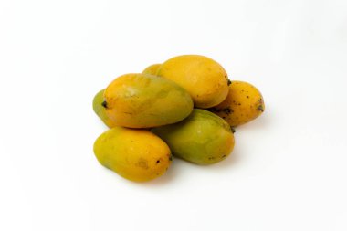 Beyaz arkaplanda izole edilmiş olgun mango yığını, üst görünüm