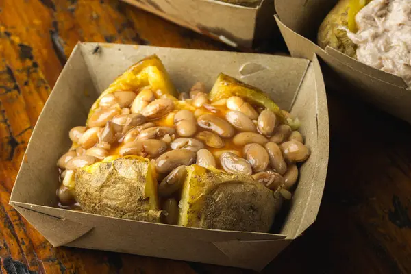 Ev yapımı fırında patates, çedar, böbrek fasulyesi ve tatlı ve ekşi sos.