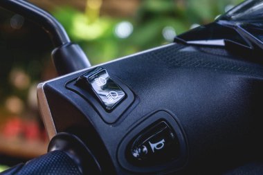 Motosiklet farının görüntüsünü kapat, sinyal ver ve korna çal