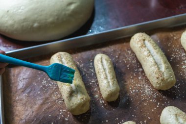 Silikon fırça kullanarak fırında pişirmeden önce yumurta yıkama hamuru