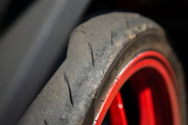 Yıpranmış motosiklet lastiği, kapalı.