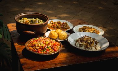 Endonezya mutfağıyla ahşap masa, nasi telor, sambal matah, sayur lodeh, Endonezya 'da tipik öğle yemeği