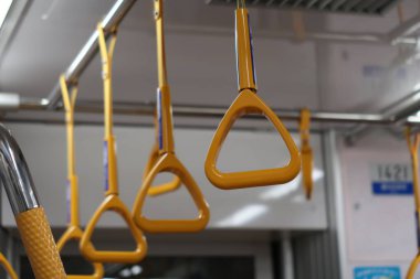 Sarı el bandı boş bir metro ya da trenin içinde 