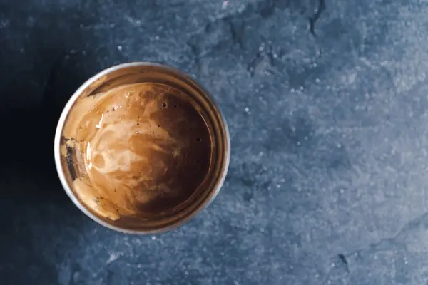 Dalgona kahvesi, krem şanti olarak da bilinir, moda ve hoşgörülü bir içecektir.