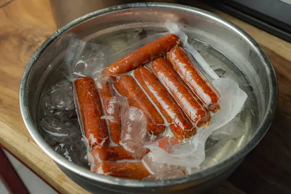 Isıyı düşürmek için buzlu su banyosu sosisi üstüne sosis iyi bir doku ve keskin bir kaplama, sosis eritme ve konsept yapmak için