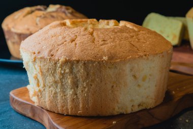 Yuvarlak sünger keki, göz hizasında. 