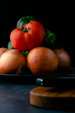 Domates, soğan ve yeşil dolmalık salasa malzemesi koyu renk fotoğraf, siyah arkaplan