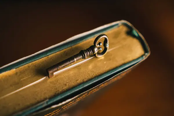 Eski tozlu kitabın eski pirinç anahtarı